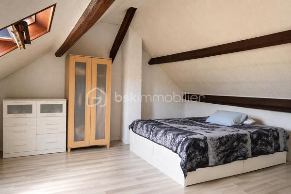 ✨ Maison de ville avec garage au cœur du centre historique de Roissy-en-Brie ! 🏡

Située au centre historique de Roissy-en-Brie, découvrez cette agréable maison mitoyenne sur 3 niveaux, idéalement située pour tout faire à pied ! 📍

🚆 Emplacement & Transports :
• Gare RER E à seulement 5 minutes à pied 🚶‍♂️
• Paris - Haussmann Saint-Lazare en 40 minutes

📐 Surfaces :
• Surface totale au sol : 84,73 m²
• Surface Loi Carrez : 43,43 m²

🏠 Composition du bien :
• Rez-de-chaussée : Grand garage privatif de 31,16 m², idéal pour stationner et stocker en toute sécurité 🚗🔑
• 1er niveau : Une entrée avec couloir, une salle d'eau avec WC, ainsi qu'une cuisine aménagée ouverte sur un séjour lumineux 
• 2ème niveau : Une charmante chambre mansardée avec WC séparé et lave-mains

✨ Les prestations :
• Toutes les pièces sont équipées de fenêtres en double vitrage 🪟
• Volets roulants électriques pour un confort parfait au quotidien ⚡

Une opportunité rare sur le secteur, idéale pour un premier achat ou un investissement ! 🔑💥

Pour plus d'informations ou pour organiser une visite, contactez-moi dès maintenant ! 📞📩