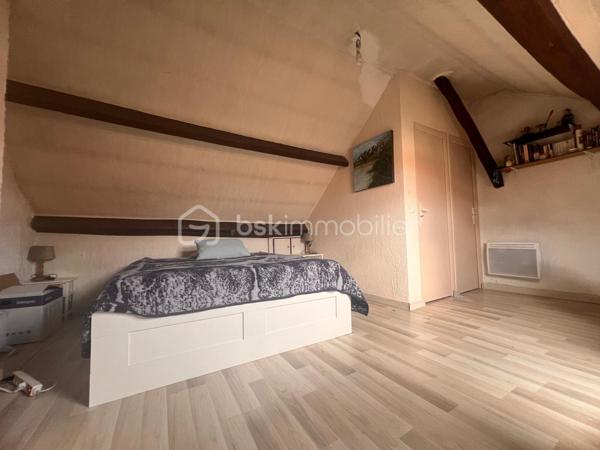✨ Maison de ville avec garage au cœur du centre historique de Roissy-en-Brie ! 🏡

Située au centre historique de Roissy-en-Brie, découvrez cette agréable maison mitoyenne sur 3 niveaux, idéalement située pour tout faire à pied ! 📍

🚆 Emplacement & Transports :
• Gare RER E à seulement 5 minutes à pied 🚶‍♂️
• Paris - Haussmann Saint-Lazare en 40 minutes

📐 Surfaces :
• Surface totale au sol : 84,73 m²
• Surface Loi Carrez : 43,43 m²

🏠 Composition du bien :
• Rez-de-chaussée : Grand garage privatif de 31,16 m², idéal pour stationner et stocker en toute sécurité 🚗🔑
• 1er niveau : Une entrée avec couloir, une salle d'eau avec WC, ainsi qu'une cuisine aménagée ouverte sur un séjour lumineux 
• 2ème niveau : Une charmante chambre mansardée avec WC séparé et lave-mains

✨ Les prestations :
• Toutes les pièces sont équipées de fenêtres en double vitrage 🪟
• Volets roulants électriques pour un confort parfait au quotidien ⚡

Une opportunité rare sur le secteur, idéale pour un premier achat ou un investissement ! 🔑💥

Pour plus d'informations ou pour organiser une visite, contactez-moi dès maintenant ! 📞📩