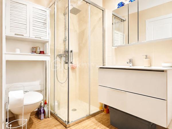 ✨ Maison de ville avec garage au cœur du centre historique de Roissy-en-Brie ! 🏡

Située au centre historique de Roissy-en-Brie, découvrez cette agréable maison mitoyenne sur 3 niveaux, idéalement située pour tout faire à pied ! 📍

🚆 Emplacement & Transports :
• Gare RER E à seulement 5 minutes à pied 🚶‍♂️
• Paris - Haussmann Saint-Lazare en 40 minutes

📐 Surfaces :
• Surface totale au sol : 84,73 m²
• Surface Loi Carrez : 43,43 m²

🏠 Composition du bien :
• Rez-de-chaussée : Grand garage privatif de 31,16 m², idéal pour stationner et stocker en toute sécurité 🚗🔑
• 1er niveau : Une entrée avec couloir, une salle d'eau avec WC, ainsi qu'une cuisine aménagée ouverte sur un séjour lumineux 
• 2ème niveau : Une charmante chambre mansardée avec WC séparé et lave-mains

✨ Les prestations :
• Toutes les pièces sont équipées de fenêtres en double vitrage 🪟
• Volets roulants électriques pour un confort parfait au quotidien ⚡

Une opportunité rare sur le secteur, idéale pour un premier achat ou un investissement ! 🔑💥

Pour plus d'informations ou pour organiser une visite, contactez-moi dès maintenant ! 📞📩
