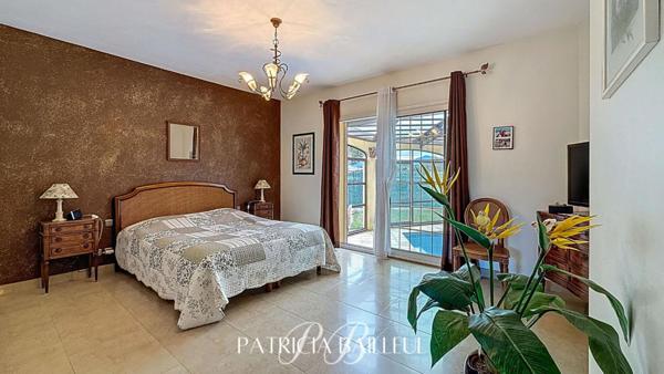 Maison de plain-pied avec piscine couverte et 2 appartements à Alenya