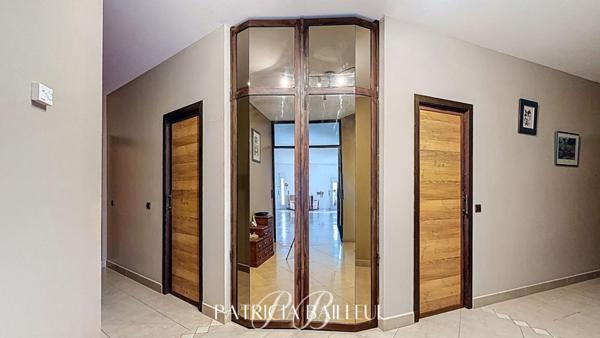 Maison de plain-pied avec piscine couverte et 2 appartements à Alenya