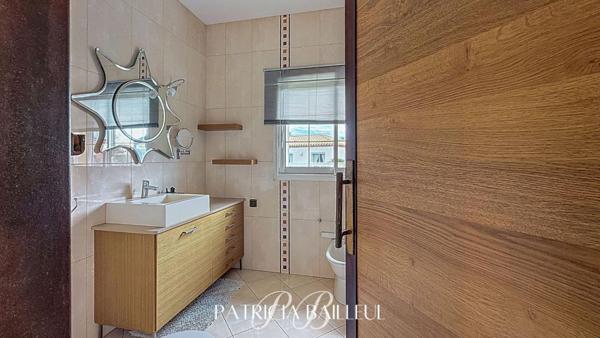 Maison de plain-pied avec piscine couverte et 2 appartements à Alenya