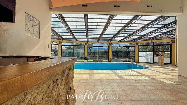 Maison de plain-pied avec piscine couverte et 2 appartements à Alenya