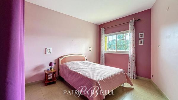 Maison de plain-pied avec piscine couverte et 2 appartements à Alenya