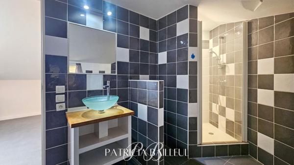 Maison de plain-pied avec piscine couverte et 2 appartements à Alenya