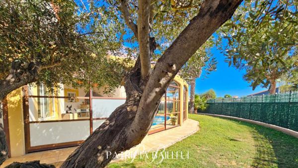 Maison de plain-pied avec piscine couverte et 2 appartements à Alenya