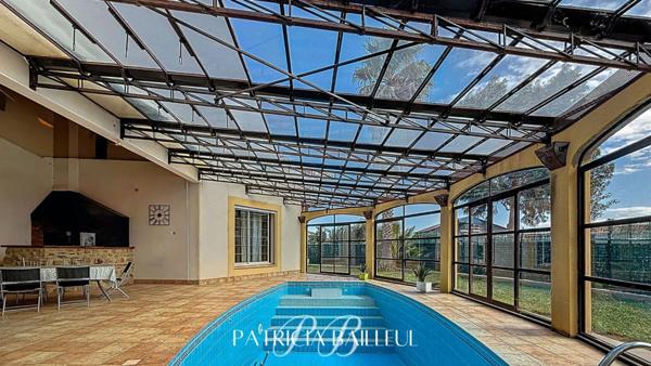 Maison de plain-pied avec piscine couverte et 2 appartements à Alenya