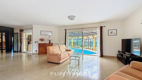 Maison de plain-pied avec piscine couverte et 2 appartements à Alenya