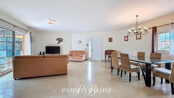 Maison de plain-pied avec piscine couverte et 2 appartements à Alenya