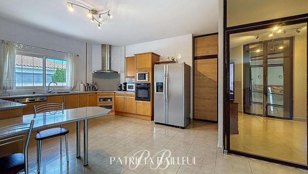 Maison de plain-pied avec piscine couverte et 2 appartements à Alenya