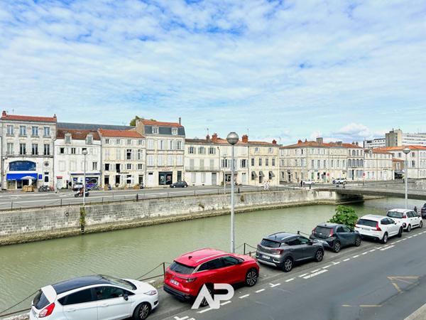 Vue sur les Quais - T2 - ascenseur 229 000 € ** - Référence MR627ED3-31