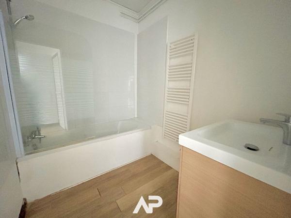 Vue sur les Quais - T2 - ascenseur 229 000 € ** - Référence MR627ED3-31