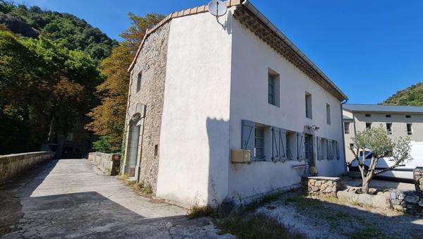 Maison entièrement reconstruite - terrasse, jardin, parking - séparable en deux - accès rivière Vals-les-Bains (07600)