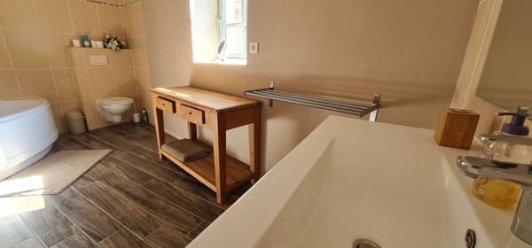 Maison entièrement reconstruite - terrasse, jardin, parking - séparable en deux - accès rivière Vals-les-Bains (07600)