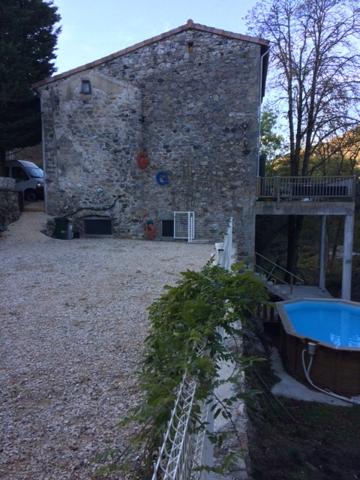 Maison entièrement reconstruite - terrasse, jardin, parking - séparable en deux - accès rivière Vals-les-Bains (07600)