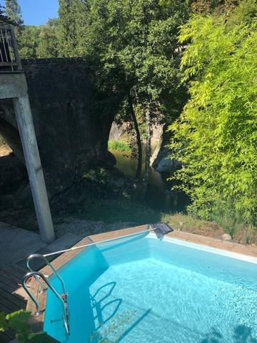 Maison entièrement reconstruite - terrasse, jardin, parking - séparable en deux - accès rivière Vals-les-Bains (07600)