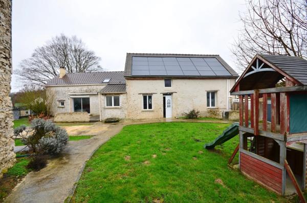 Proche de MONTMIRAIL (51) à vendre Maison en pierre de 5 pièces avec belles dépendances