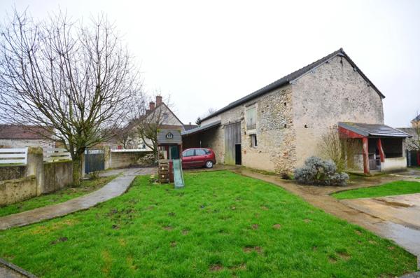 Proche de MONTMIRAIL (51) à vendre Maison en pierre de 5 pièces avec belles dépendances