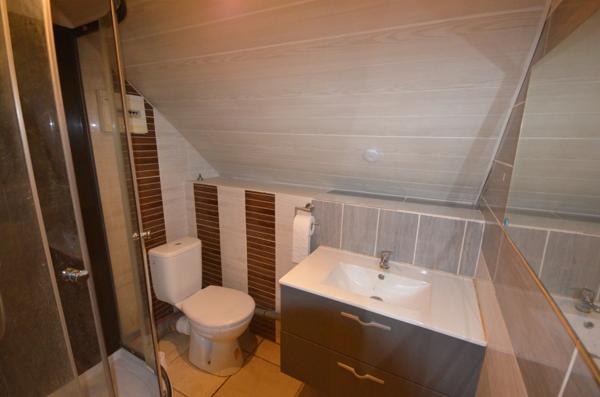 Proche de MONTMIRAIL (51) à vendre Maison en pierre de 5 pièces avec belles dépendances