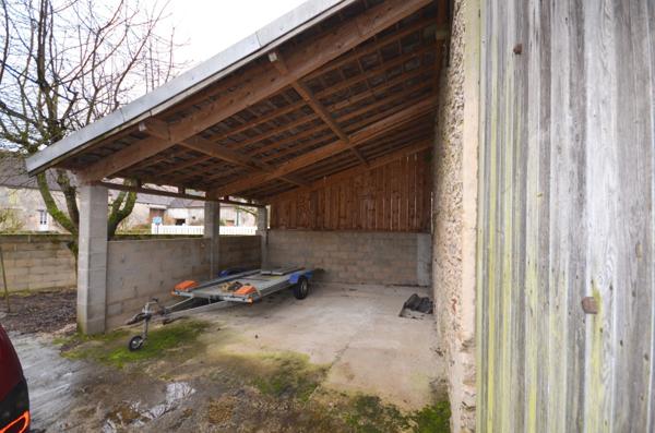 Proche de MONTMIRAIL (51) à vendre Maison en pierre de 5 pièces avec belles dépendances