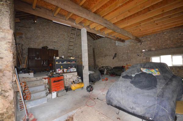 Proche de MONTMIRAIL (51) à vendre Maison en pierre de 5 pièces avec belles dépendances