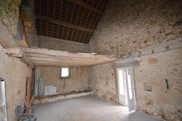 Proche de MONTMIRAIL (51) à vendre Maison en pierre de 5 pièces avec belles dépendances