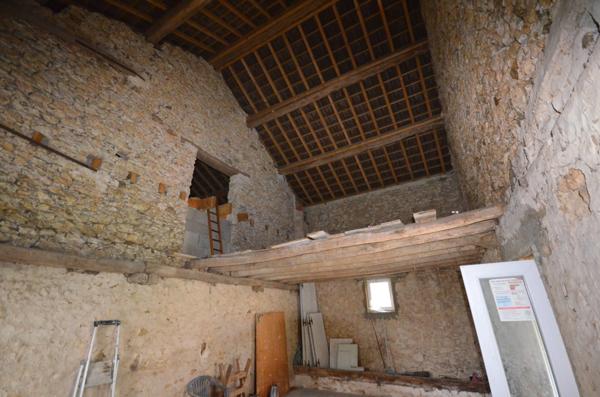 Proche de MONTMIRAIL (51) à vendre Maison en pierre de 5 pièces avec belles dépendances