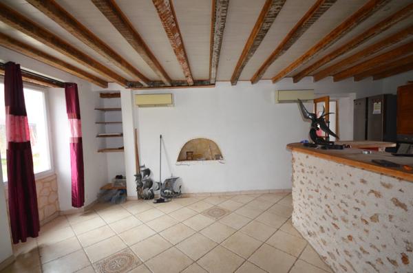 Proche de MONTMIRAIL (51) à vendre Maison en pierre de 5 pièces avec belles dépendances