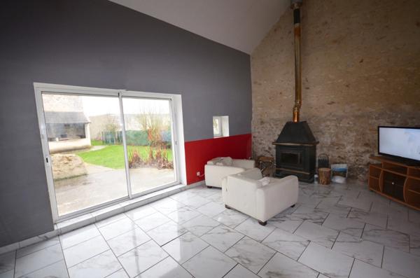 Proche de MONTMIRAIL (51) à vendre Maison en pierre de 5 pièces avec belles dépendances