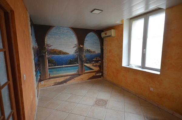 Proche de MONTMIRAIL (51) à vendre Maison en pierre de 5 pièces avec belles dépendances