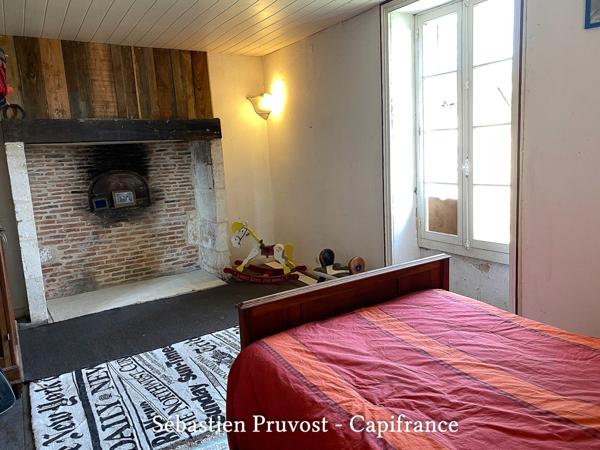 Dpt Dordogne (24), à vendre proche de THIVIERS propriete rurale P12 de 315 m² - Terrain de 50000 m²-Grange 120m2