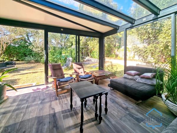 Maison de PLAIN-PIED de 140m², 4 pièces + une véranda sur un terrain arboré d'environ 1150m² - Garage