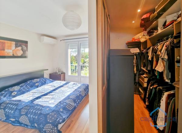 Maison de PLAIN-PIED de 140m², 4 pièces + une véranda sur un terrain arboré d'environ 1150m² - Garage