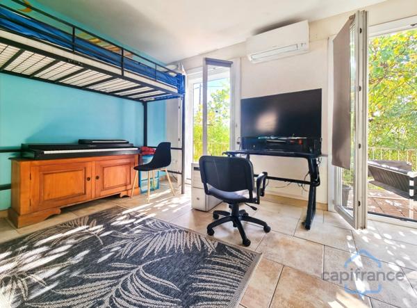 Maison de PLAIN-PIED de 140m², 4 pièces + une véranda sur un terrain arboré d'environ 1150m² - Garage