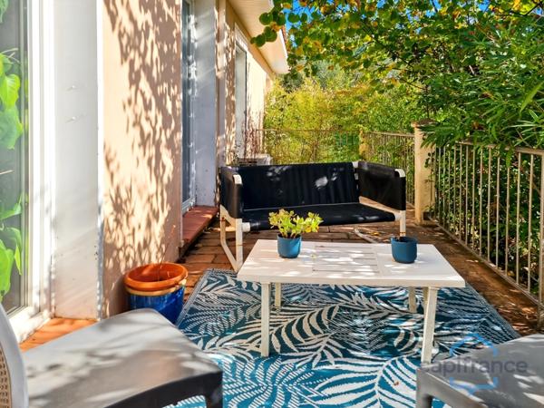 Maison de PLAIN-PIED de 140m², 4 pièces + une véranda sur un terrain arboré d'environ 1150m² - Garage