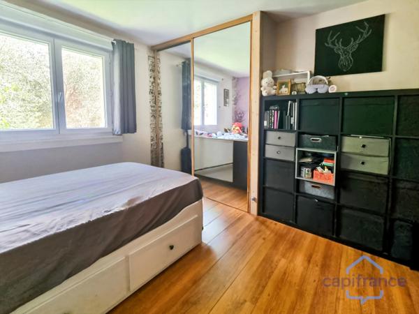 Maison de PLAIN-PIED de 140m², 4 pièces + une véranda sur un terrain arboré d'environ 1150m² - Garage