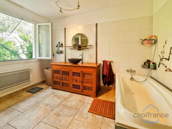 Maison de PLAIN-PIED de 140m², 4 pièces + une véranda sur un terrain arboré d'environ 1150m² - Garage