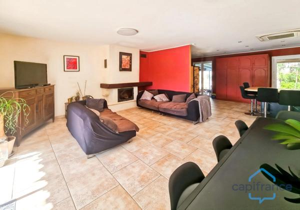 Maison de PLAIN-PIED de 140m², 4 pièces + une véranda sur un terrain arboré d'environ 1150m² - Garage