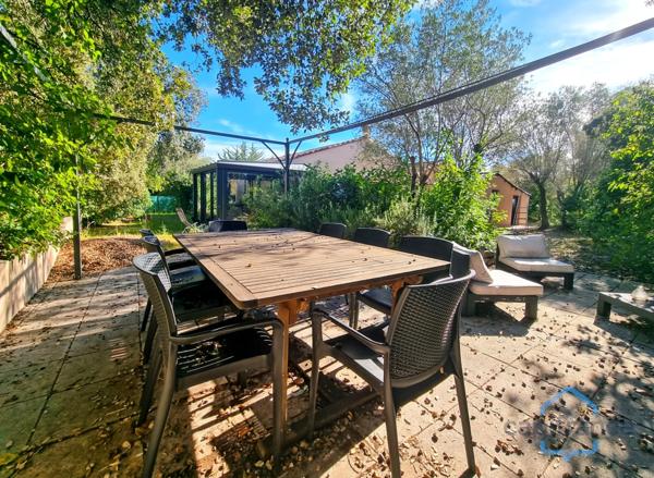 Maison de PLAIN-PIED de 140m², 4 pièces + une véranda sur un terrain arboré d'environ 1150m² - Garage