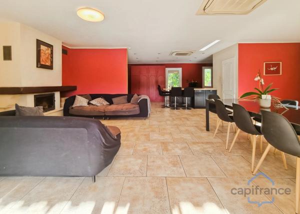 Maison de PLAIN-PIED de 140m², 4 pièces + une véranda sur un terrain arboré d'environ 1150m² - Garage