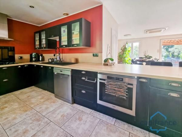 Maison de PLAIN-PIED de 140m², 4 pièces + une véranda sur un terrain arboré d'environ 1150m² - Garage