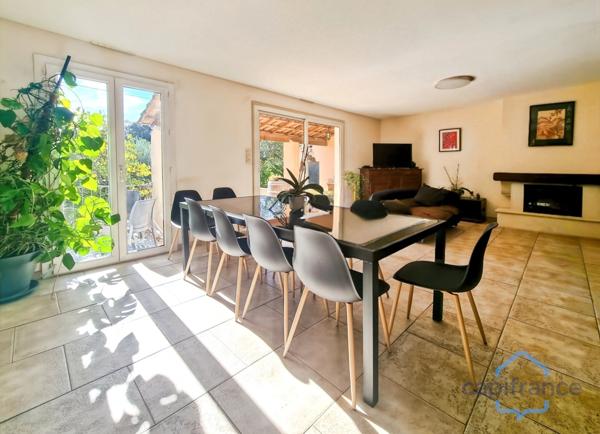 Maison de PLAIN-PIED de 140m², 4 pièces + une véranda sur un terrain arboré d'environ 1150m² - Garage