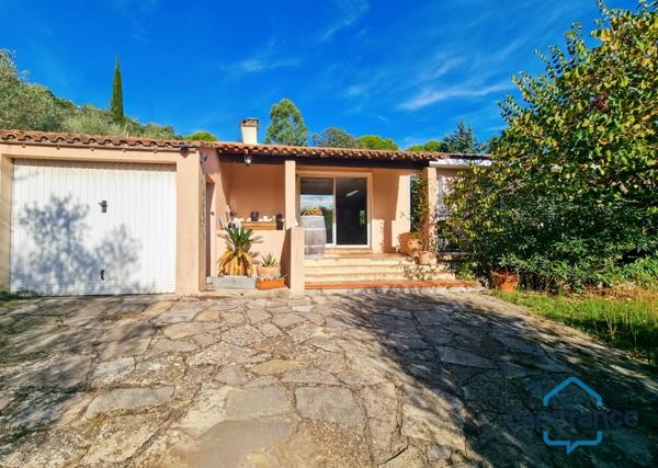 Maison de PLAIN-PIED de 140m², 4 pièces + une véranda sur un terrain arboré d'environ 1150m² - Garage