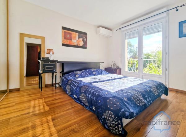 Maison de PLAIN-PIED de 140m², 4 pièces + une véranda sur un terrain arboré d'environ 1150m² - Garage