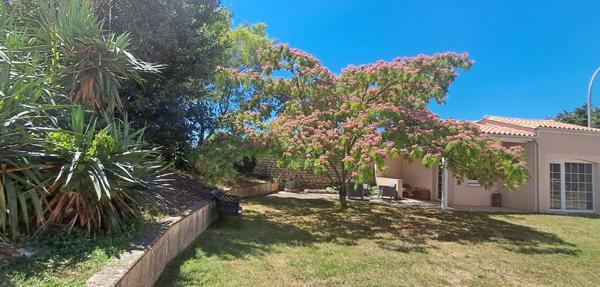 Maison et dépendance