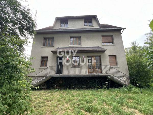 A Vendre, Maison de 245 m² habitables sur 6560 m² de terrain centre village avec commerces.