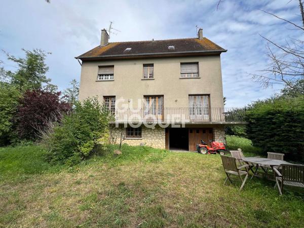 A Vendre, Maison de 245 m² habitables sur 6560 m² de terrain centre village avec commerces.