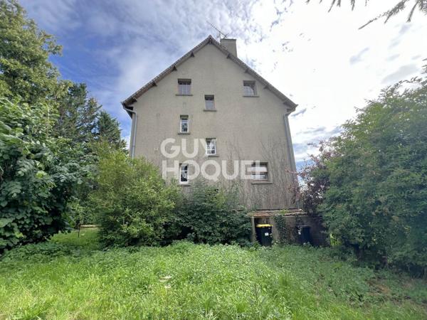 A Vendre, Maison de 245 m² habitables sur 6560 m² de terrain centre village avec commerces.