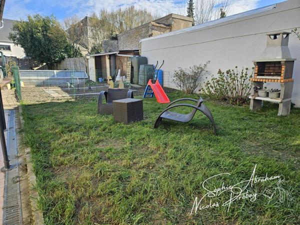 Maison en centre ville avec jardin, terrasse et places de parkings privatives