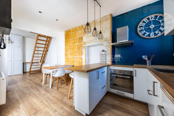 Duplex de charme dans secteur recherché

Situé au troisième étage d’un immeuble en pierre, au sein d’une petite copropriété, ce duplex de 40m² loi Carrez bénéficie d’un emplacement de choix et séduit par son caractère authentique.
L’appartement dispose d'éléments qui lui confère du cachet, tels que la pierre apparente, les poutres, le parquet ainsi qu’une belle hauteur sous plafond, créant une atmosphère chaleureuse et élégante.
De plus, grâce à ses nombreuses ouvertures, l’appartement bénéficie d’une belle luminosité tout au long de la journée, et aucune nuisance sonore n'est à signaler puisque le bien donne sur l'arrière de l'immeuble.

Agencement
Le premier niveau se compose d’un séjour avec cuisine ouverte, aménagée et équipée, ainsi que d’une salle d’eau.
Le second niveau accueille une chambre, offrant un espace nuit intime et cosy, parfaitement séparé de la pièce de vie.

Idéal pour une résidence principale, un pied-à-terre ou un investissement. Pour plus d'informations ou pour organiser une visite, n'hésitez-pas à me contacter !